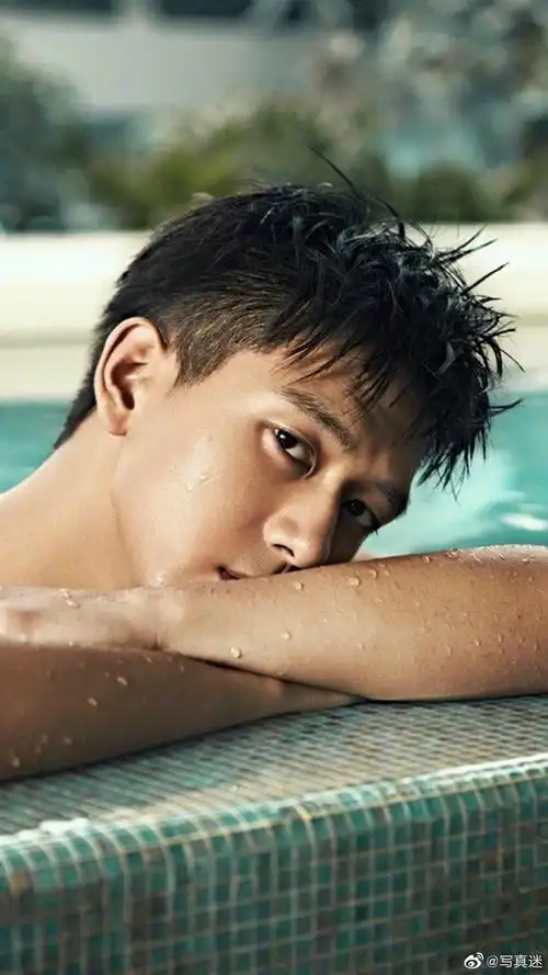 李现 画册写真腹肌我真的可以!