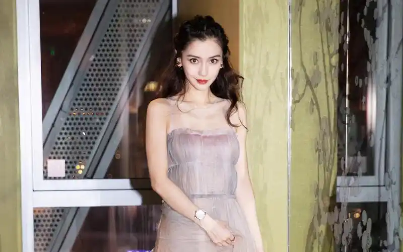 angelababy浅色纱裙性感图片桌面壁纸