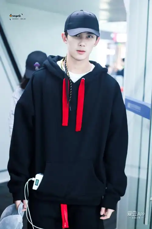 消息吴磊杭州飞银川机场繁忙行程继续开启沙海拍摄