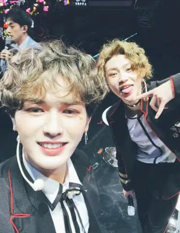 有一种合照叫朱正廷的"怼脸拍",仙子脸抢镜,一般人模仿不来!