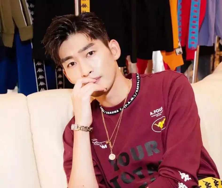 张翰出席活动一脸憔悴显老,前女友出尽风头