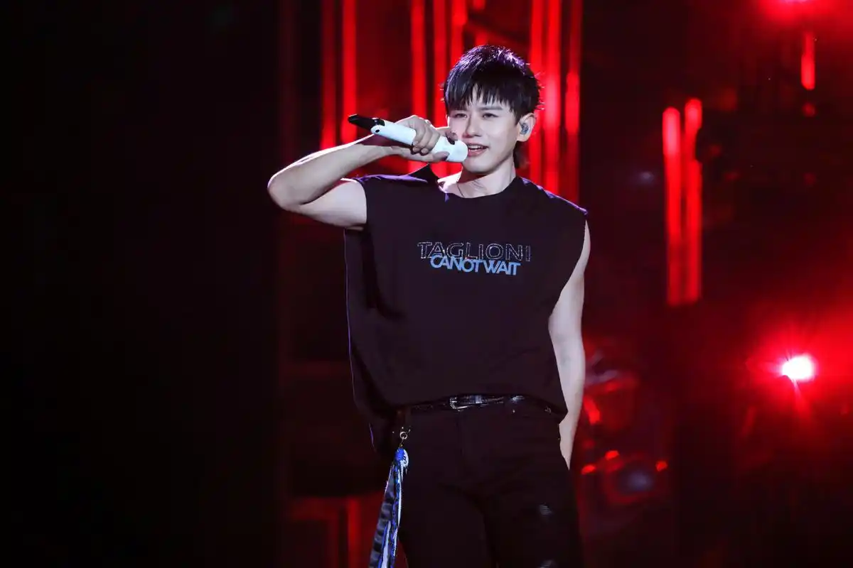 张杰@张杰未live巡回演唱会  北斗闪曜,唱彼方,唱永恒 星河辽阔,赴未