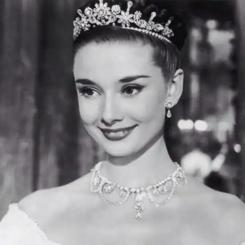 她本是贵族后裔因战争而落魄,不屈的意志让她成为人间天使