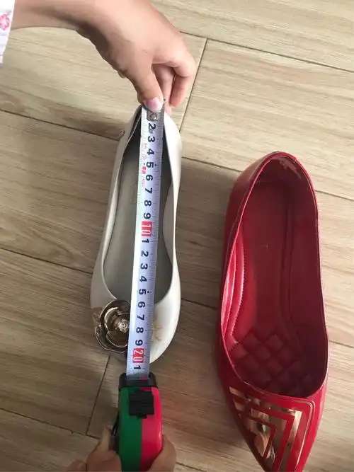 我的鞋子21cm长,已经快赶上妈妈了