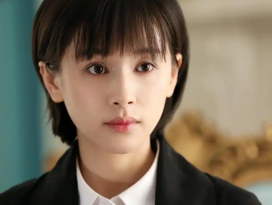 欢乐颂》饰演曲筱绡的王子文演技大爆发,将剧中旁白