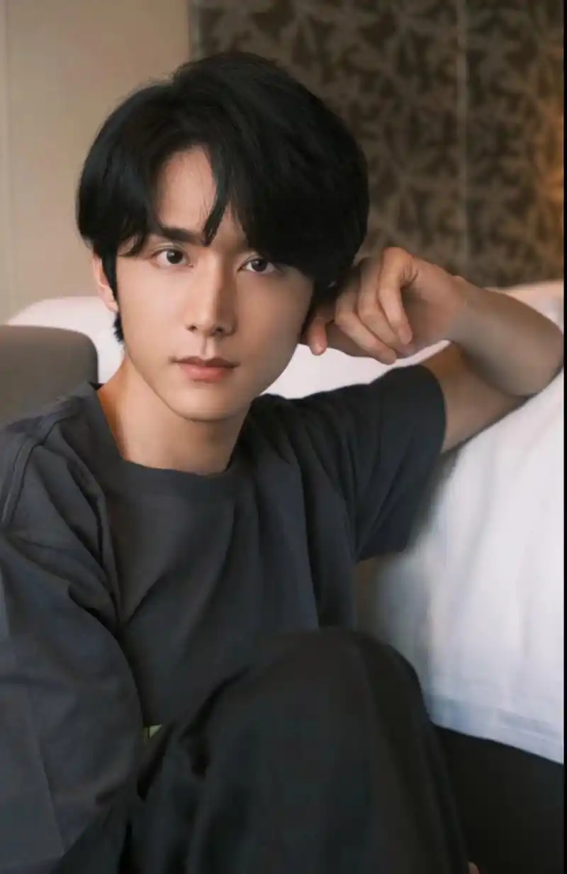 张新成晒生活照脸瘦了,鼻子显得更加立体,头发再短一点会更清爽.