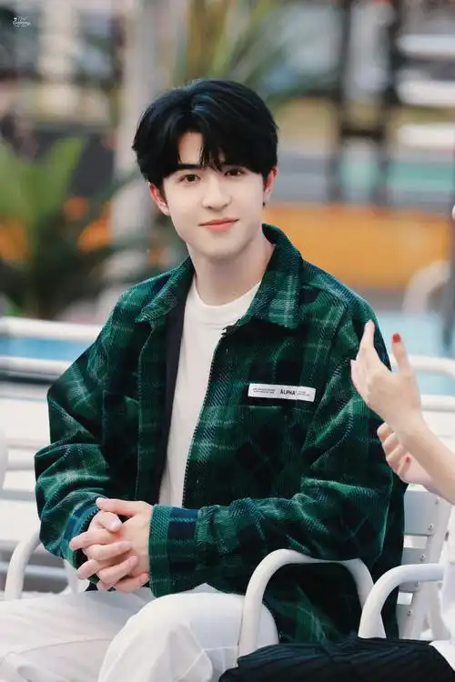 尹浩宇超话230924 丝绸之路电影节打卡学生街直播太可爱的小朋友是会