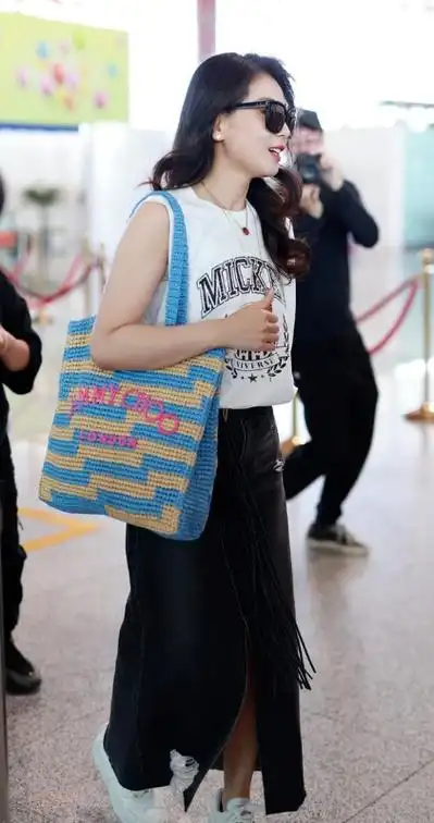 刘涛在机场被拍照片,穿牛仔裙装少女,但手臂肉多还有肚腩