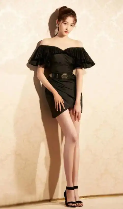 关晓彤穿超短裙秀9头身比例身材,妩媚风情迷人,白皙长腿太撩人