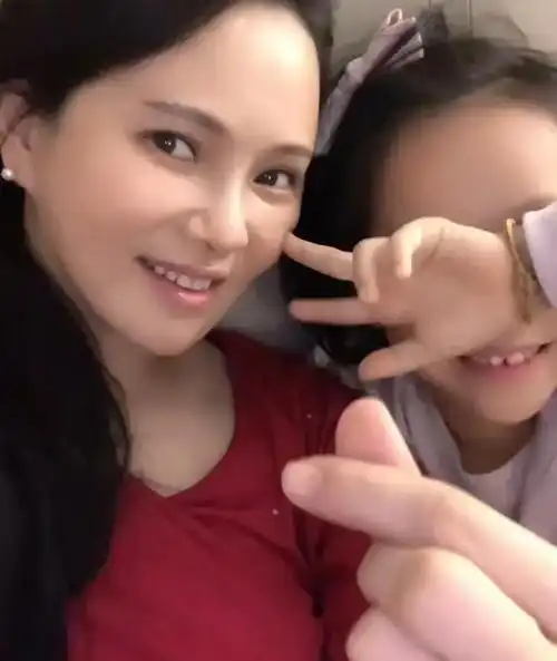 伊能静跟女儿逛台北夜市,吃路边摊被认出,7岁小米粒身形特别瘦