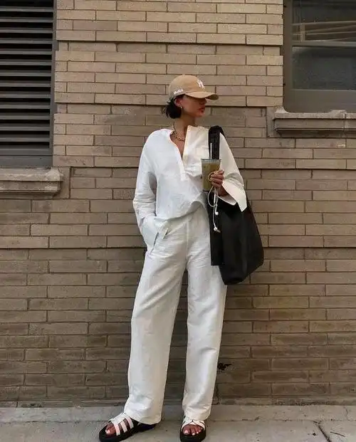 白色衬衫搭配背心,这可是最近几年里很受潮人博主们喜爱的,室内直接披