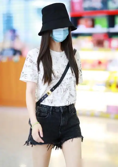 baby直接穿拖鞋现身!镜头拍到她的"三寸金莲",和李沁有的一拼