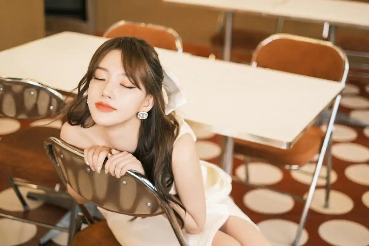 程潇白色性感长裙,美白直大长腿若隐若现,主打的就是一个诱惑力!