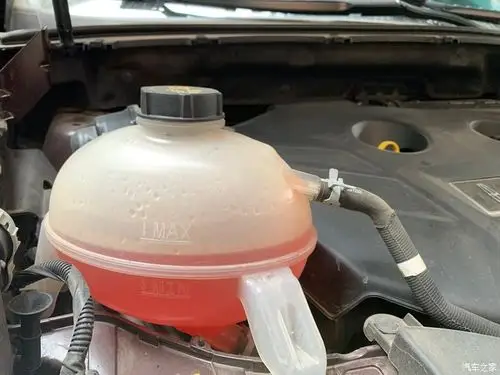 各位车友帮忙看看我这个冷却液消耗正常不