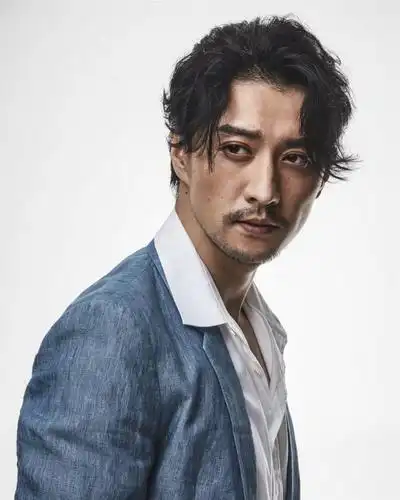 画面中,高仁一身蓝色西装搭配白色衬衣,风度翩翩,自带着雅痞的帅气范