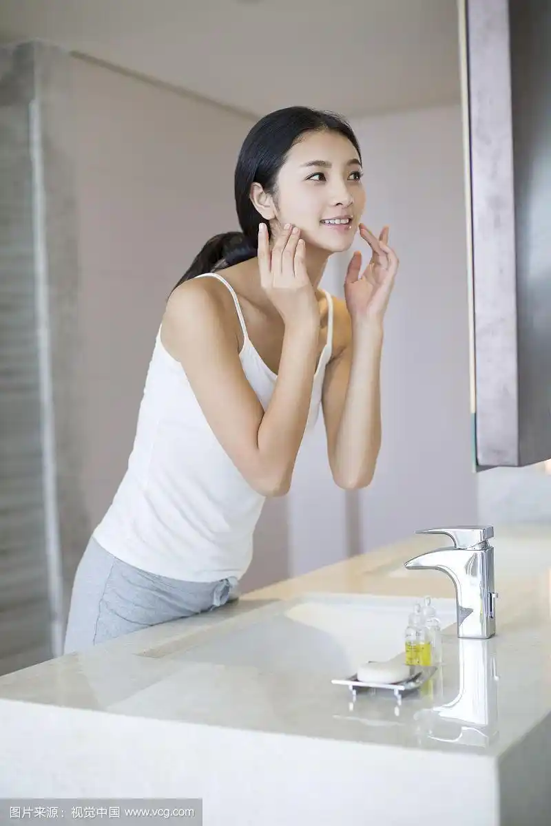 年轻美女擦护肤品