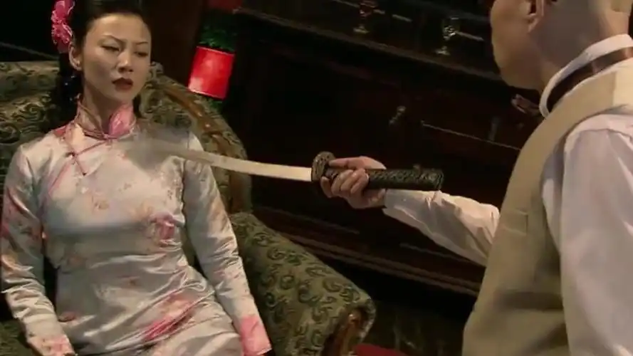 美女垂死挣扎结果被鬼子一刀割喉