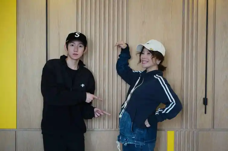 34岁黄雅莉与王源合影!姐弟互动关系亲密,女方孕肚明显笑容满面