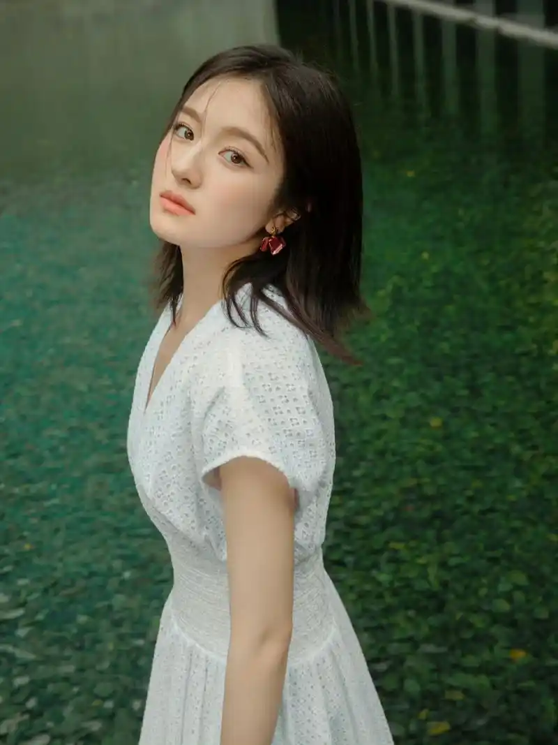 李兰迪终于又漂亮了,这套衣服更显气质!