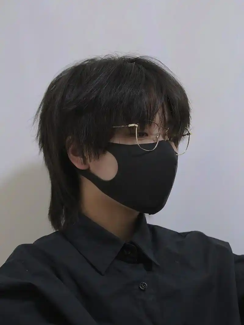 分享女生短发狼尾 狼尾一共留了有半年的时间 不停的修 打薄 后脑勺是