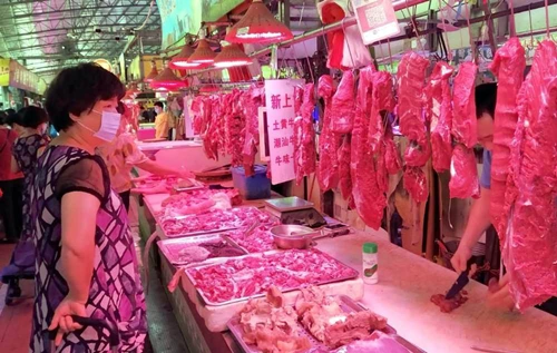 在中国宁波网民生e点通群众留言板反映:菜市场肉摊上面挂着粉红色的灯