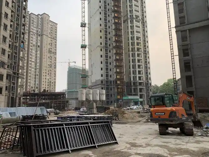 天心区友谊路克拉美丽山庄二期楼盘资金链断裂,工程进度停滞停摆