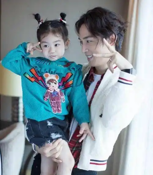 王子文骑肩,王彦霖结婚,方媛秀恩爱,都抵不过唐嫣的520营业_杨子