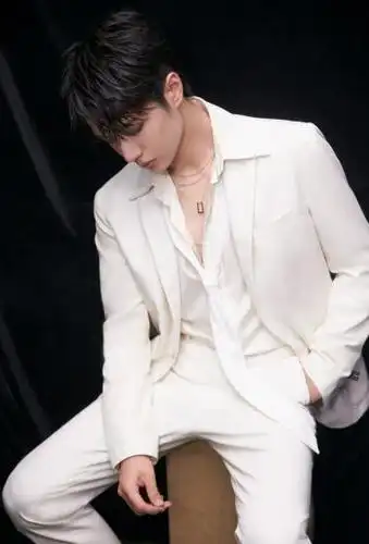 王一博纯白西装帅气图片写真59