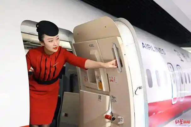 作为成都大运会官方合作伙伴,四川航空从成立至今,已持续安全飞行34年