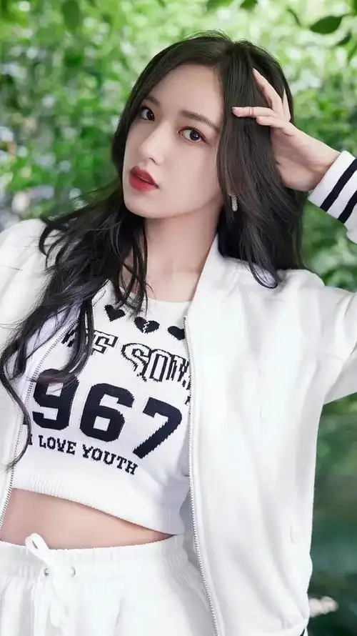 程潇风姿绰约俏丽写真,惊艳迷人!__财经头条