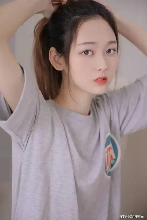 性感美女时尚写真:单马尾小姐姐白皙大长腿,清纯甜美可爱迷人!