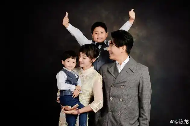 陈龙晒出一家四口全家福表白妻子章龄之