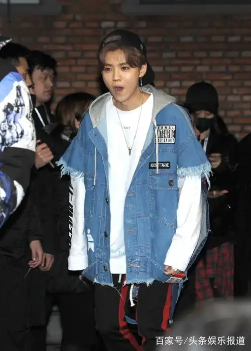 小男生气的"鹿boss"!鹿晗反戴棒球帽耍帅,进场张大嘴表情可爱