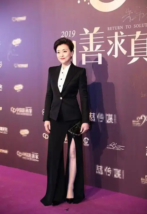 杨澜气质散发全身,林心如在她面前,没资格谈气质!