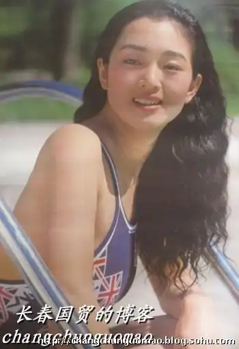 巩俐20年前清纯泳装照披肩卷发甜笑迷人图