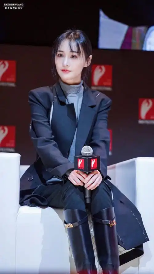 郑爽变化真大,高领毛衣配西装,"小仙女"秒变"女总裁"