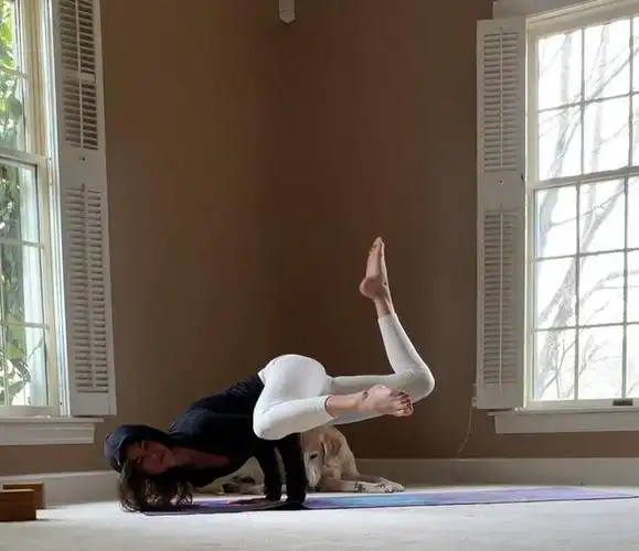 李一桐减龄穿搭白色衬衫配蓬蓬露出纤细小腿笑容甜美造型可人