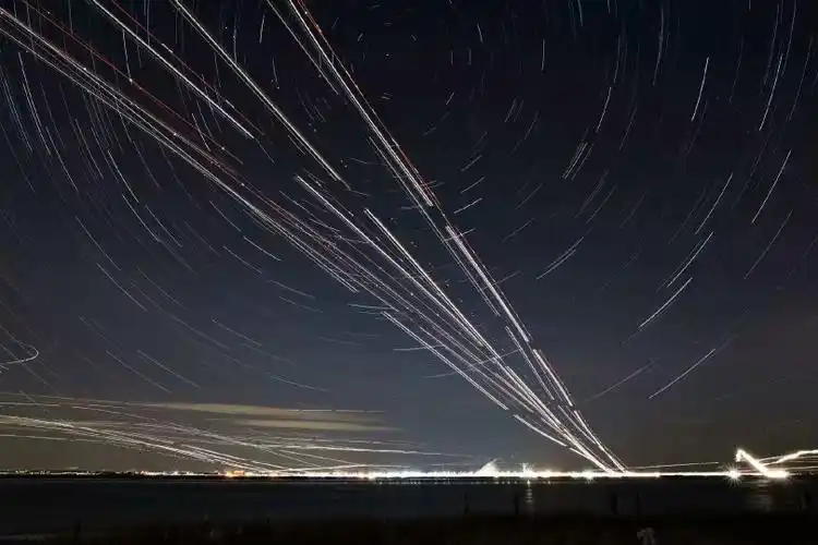摄影—长时曝光拍摄的飞机划过夜空的景象 photo by pete mauney