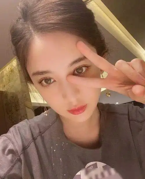 古力娜扎晒自拍照当看清她穿的啥时才知道明星从来不过春季