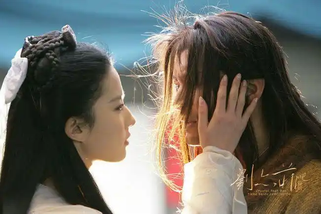 刘亦菲小龙女不常见美图与杨过在人群中行走美到发光