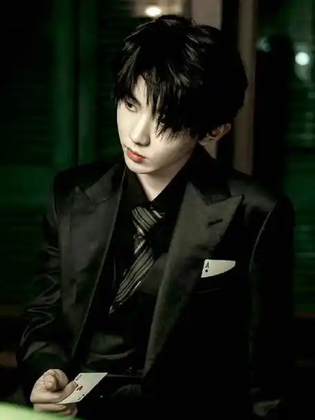 马嘉祺黑色西装随拍