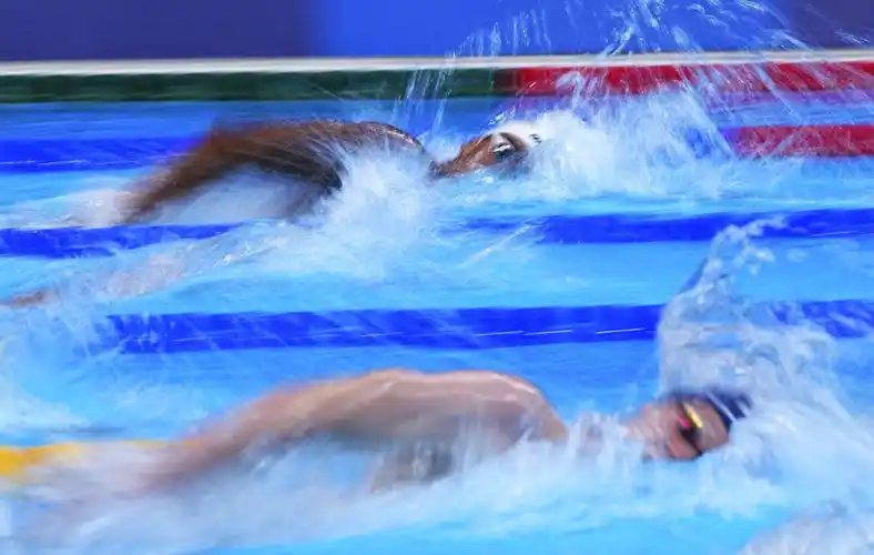 游泳——男子400米自由泳:哈夫纳维夺冠