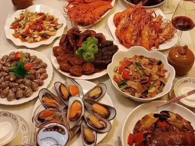 广东潮汕的亲家用高规格的家宴招待河南婆婆,准备了一大桌子海鲜,河南