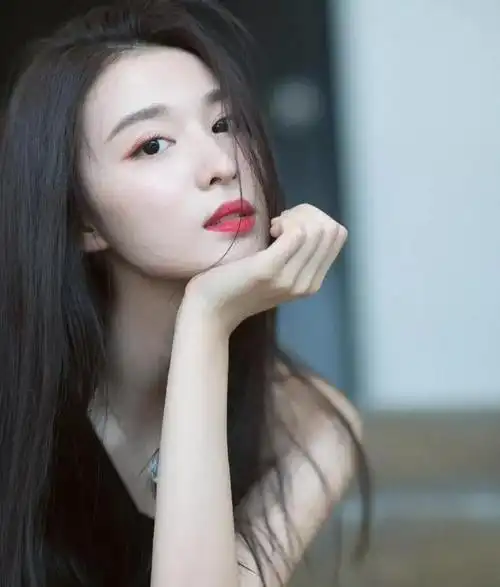 路人视角下的女星王楚然,脸小精致,皮肤白,网友直言本人好温柔