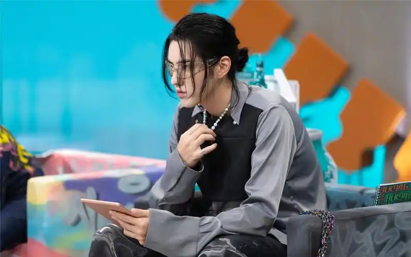 吴亦凡《潮玩人类在哪里》长发帅气图片