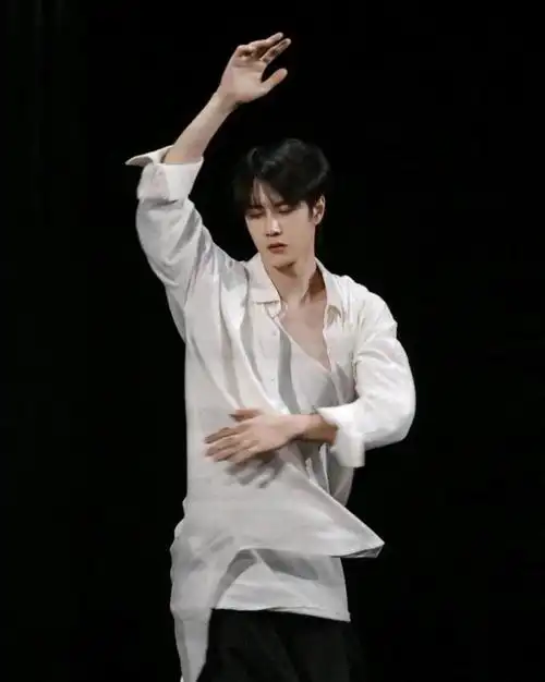 240206阳光少年王一博用舞蹈诠释梦想收获满满爱与祝福