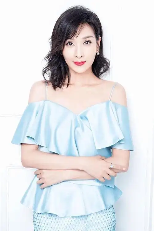 47岁的杨恭如到了大婶的年纪却还是少女身材照样会穿又高级