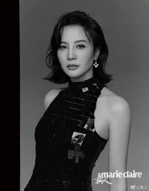 另一组照片中,陶虹身穿亮片鱼尾裙,外搭黑色西装,又酷又优雅,美的让人