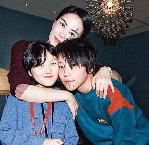 路人镜头下的王菲,寺庙里与粉丝合影容光焕发,皮肤白嫩像金建希_五官