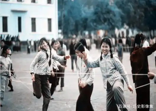 70年代彩色老照片:图一供销社琳琅满目,最后一张"回眸一笑"!